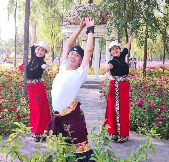 藏族舞蹈老师阿旦将锅庄传统舞带到百姓身边